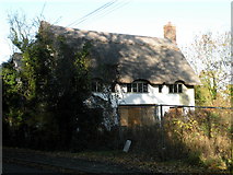 TL3960 : Thatched cottage in Dry Drayton Road by Keith Edkins