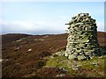NN8329 : Tall cairn on Stonefield Hill by Gordon Morrison