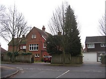 SU6353 : Darlington Road houses by Mr Ignavy