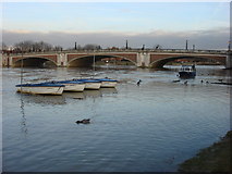 TQ1568 : Hampton Court Bridge by Oxyman