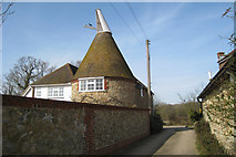 TQ8547 : Mansion House Oast, Crumps Lane, Ulcombe, Kent by Oast House Archive