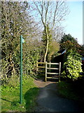 SP7090 : Footpath off Middle Street, Foxton by Jonathan Billinger