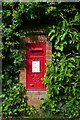 SU5976 : Upper Basildon postbox by Graham Horn