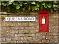 Blandford Forum: postbox № DT11 17, Queen?s Road