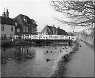 SU4767 : West Mills Swing Bridge, Kennet and Avon Navigation,Newbury by Dr Neil Clifton