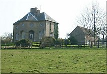 SP3920 : Lodge Farm, near Ditchley by Kurt C