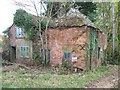 Ruinous cottage near Blackdowns