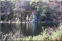 SH7958 : A rocky outcrop on the West shore of Llyn y Parc by Ian Greig