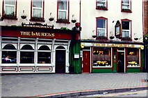 V9690 : Killarney - High Street - The Laurels Singing Pub by Joseph Mischyshyn