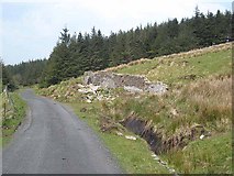 G8518 : Roadside ruin below Carrane Hill by Oliver Dixon