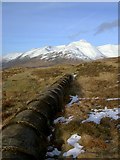 NN2361 : Water pipe points to Am Bodach, Mamore by Alan Reid