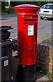 Elizabeth II postbox outside 23 High Street