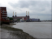 TQ2977 : Thames Foreshore, London SW8 by Christine Matthews