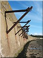 NS3181 : Sea wall at Craigendoran by Lairich Rig