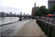 TQ3180 : Tide out on the Thames at Gabriel Wharf by N Chadwick