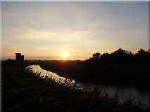 ST4224 : Evening sun going down over the River Parrett near Muchelney by Pam Goodey