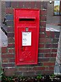 SO8768 : George VI wall-mounted postbox, New Road by P L Chadwick