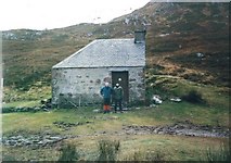 NN2873 : Small bothy in the Lairig Leacach by John Ferguson