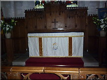 SU4739 : Holy Trinity, Wonston: altar by Basher Eyre