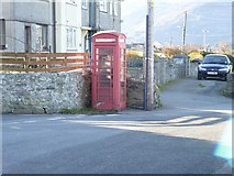 SH6268 : Red telephone kiosk, Llanllechid by Meirion