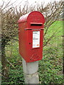 SU7887 : Edward VII letter box on post, Colstrope Lane by David Hawgood