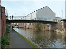 SO8555 : Worcester & Birmingham Canal - bridge No. 6 by Chris Allen