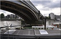 TQ2676 : London : Battersea - Battersea Railway Bridge by Lewis Clarke