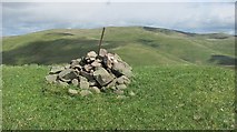 NS8798 : Summit, Mid Cairn by Richard Webb