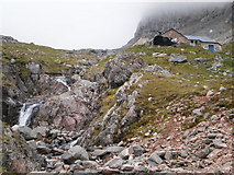 NN1672 : Approaching the CIC mountaineering hut in Coire Leis by Peter S