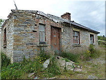 G8077 : House at crossroads near Inver by louise price