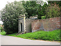 Gatehouse and crinkle-crankle wall, Bramfield