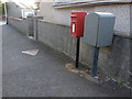 Kirkwall: postbox № KW15 17, Scapa Crescent