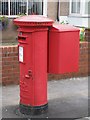 Edward VIII postbox, Skirsgill Gardens (2)