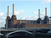 TQ2877 : Battersea Power Station and trains on Grosvenor Bridge by Robin Sones