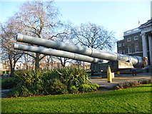 TQ3179 : Guns in front of the Imperial War Museum by Marathon