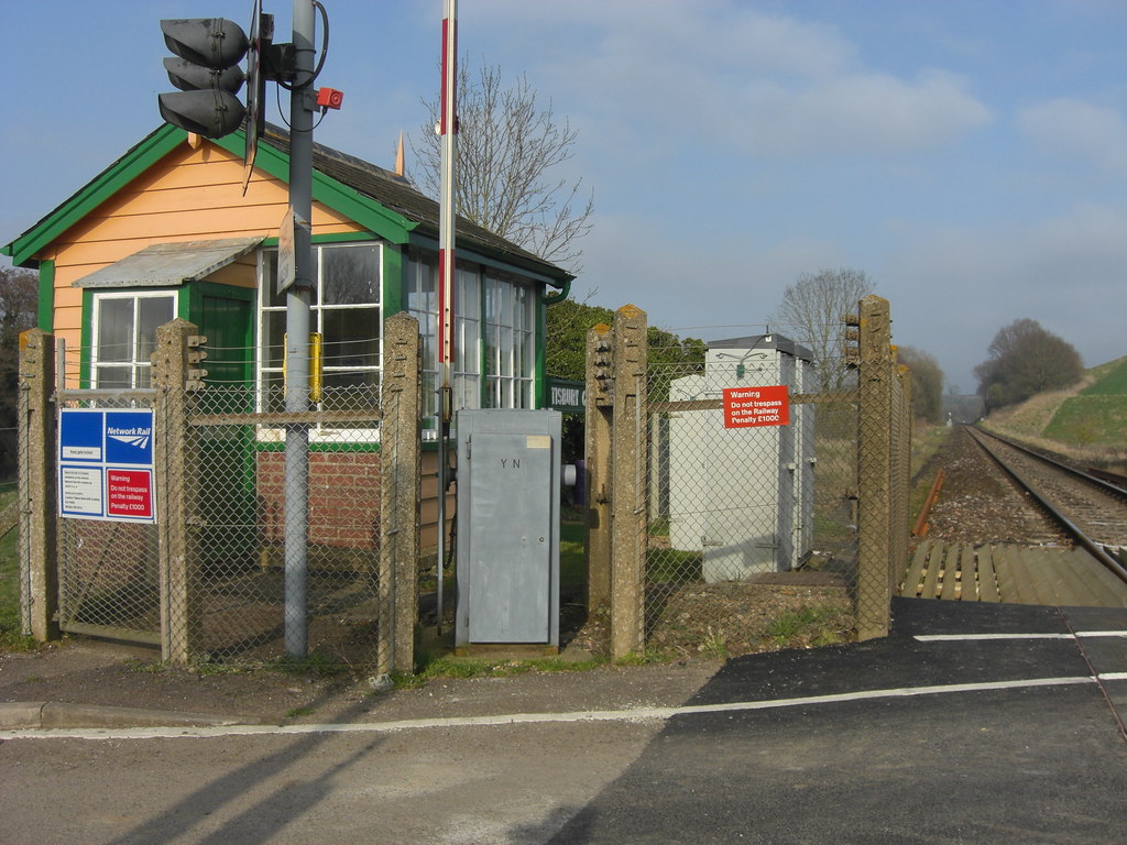 unmanned-level-crossing-near-tisbury-david-redwood-geograph