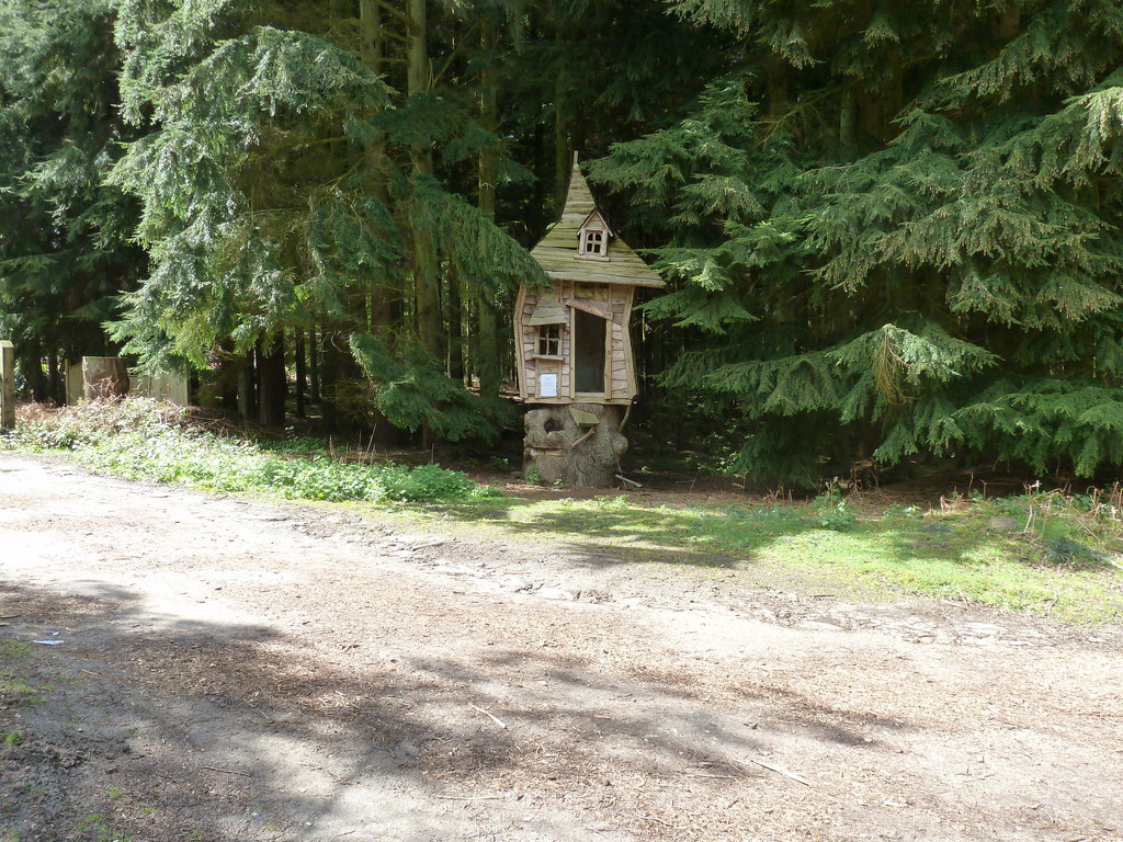 Small tree house at entrance to wood... © Dave Spicer :: Geograph