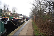 TQ3583 : Regents Canal - towpath and narrowboats by N Chadwick