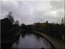 TQ3682 : View NNE along the Regent's Canal by Robert Lamb