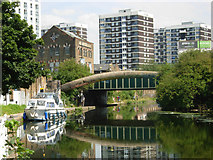 TQ3283 : Regent's Canal, Hoxton by Stephen McKay