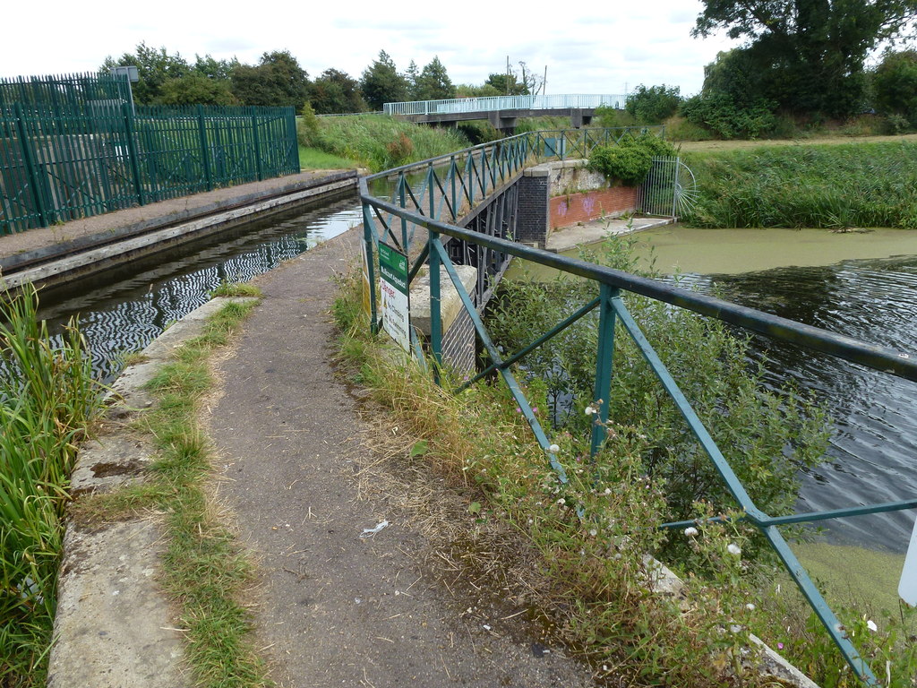 Aqueduct and footpath near Outwell © Richard Humphrey :: Geograph ...