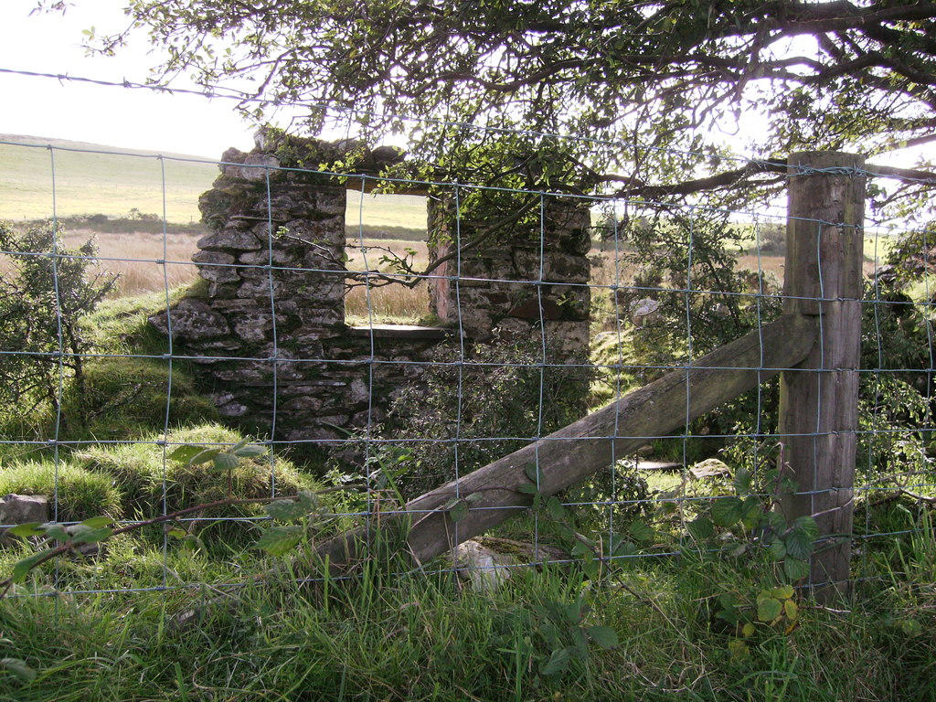 ruin-opposite-pistyll-teg-chris-whitehouse-geograph-britain-and