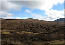 NN5468 : Peat haggs on western slope of Stob Loch Monaidh by Trevor Littlewood