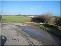 TA0466 : Corner  of  farm  road  to  Raven  Hill  Farm by Martin Dawes