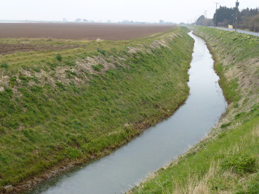 A slight bend in Holbeach River (Drain) © Richard Humphrey :: Geograph ...