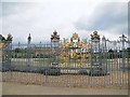 TQ1568 : Rear gates of Hampton Court Palace by Paul Gillett
