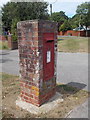 New Milton: postbox № BH25 170, Oakwood Avenue