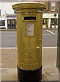 SU7682 : Royal Mail Gold Post Box, Hart Street, Henley on Thames by Roger A Smith
