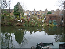 TQ3583 : Gardens alongside the Regent's Canal by Marathon