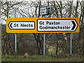 TL2062 : Roadsigns on the B1043 Paxton Hill by Geographer